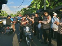 Sambut Ramadhan, Bupati Jembrana Bagi-bagi Takjil ke Masyarakat Takjil