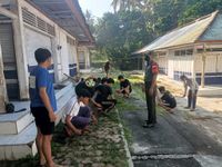 Babinsa Gotong Royong Karya Bakti di Objek Wisata Alas Kedaton Alas Kedaton