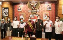 Jadi Panutan, Bupati Tabanan Dinobatkan Sebagai Ayah Generasi Berencana Ayah