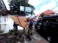 Bikin Semrawut, Satpol PP Denpasar Tertibkan Spanduk dan Banner Kadaluarsa Satpol PP Denpasar