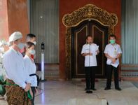 Gubernur Koster Perintahkan Kakanwil Bali Kemenkumham RI Deportasi WNA Berfoto Tanpa Busana di Pohon Sakral Obyek Wisata Kayu Putih Deportasi