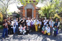 Serahkan Hadiah Lomba Megeguritan, Bupati Suwirta Apresiasi Peserta Lomba Lomba Megeguritan