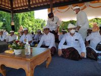 Wali Kota Jaya Negara dan Sekda Alit Wiradana Hadiri Upacara Mecaru dan Melaspas di Pura Kentel Gumi Banjar Tangtu Pura Kentel Gumi