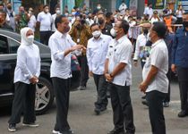 Wali Kota Jaya Negara Dampingi Presiden Joko Widodo Serahkan Bantuan Sosial di Pasar Kreneng Kreneng