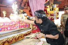 Jelang Karya Pelebon Penglingsir Puri, Bupati Giri Prasta Melayat di Puri Agung Carangsari Melayat