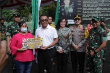 Wali Kota Jaya Negara Hadiri Penyaluran Dana BTPKLW-MIGOR TNI di Kota Denpasar Minyak Goreng