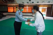 Momentum Hari Raya Waisak, 6 WBP Lapas Kerobokan Terima Remisi Khusus Remisi