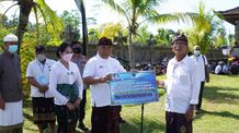 Bupati Tamba Serahkan Dana Pengabenan Kolektif Dana Pengabenan Kolektif