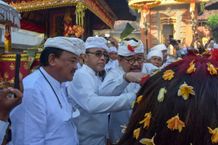 Wali Kota Jaya Negara Hadiri Upacara Ngeratep, Melaspas lan Masupati Sesuhunan di Pura Batan Camplung Sebudi Karya Ngeratep