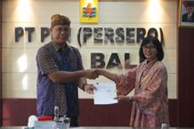 Dukung Energi Bersih, PLN Pasang PLTS Atap di Seluruh Kantor PLN Bali PLN