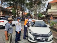 Parkir Sembarangan, Dishub Denpasar Tempel Stiker Kendaraan yang Melanggar Parkir Sembarangan
