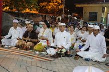 Plt. Dirjen Bimas Hindu Hadiri Upacara Mulang Dasar Beji Agung Mojosari Pura Sasana Bhina Yoga Mojokerto Mulang Dasar Beji Agung Mojosari
