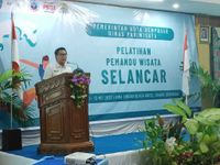 Tingkatkan Kompetensi, Wakil Wali Kota Arya Wibawa Buka Pelatihan Pemandu Wisata Selancar Selancar