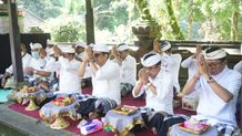 Bupati Sanjaya, Jernihkan Pikiran dengan Sembahyang Purnama Sembahyang Purnama
