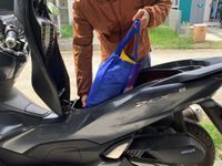 Aktivitas Kembali Padat, Simak 5 Tips Aman Membawa Barang dengan Sepeda Motor Tips Aman