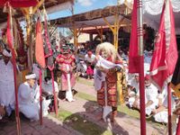 Wali Kota Jaya Negara Ngayah Mesolah Topeng Sidakarya dan Tandatangani Prasasti di Pura Batur Sari Topeng Sidakarya