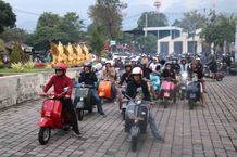 Buleleng MoDs Day Ke-2, Wabup Sutjidra Pimpin Komunitas Vespa Mengitari Kota Singaraja Vespa