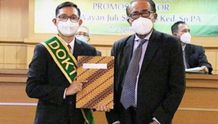 Teliti Kanker Kandung Kemih, Juli Sumadi Raih Gelar Doktor Doktor
