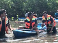 FPAR Unud dan Pokmaswas Mina Werdhi Batu Lumbang Kolaborasi Tanam Mangrove Fpar Unud