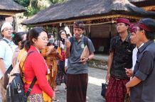 Belajar Sambil Berwisata, Mahasiswa Prodi IPW FPAR Unud Praktik Pemanduan Wisata di Tiga DTW Belajar Sambil Berwisata