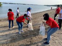 Peringati “May Day”, Karyawan Astra Motor Bali Bersih-bersih Pantai Bersih-bersih Pantai