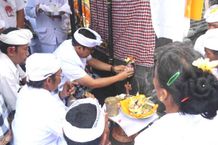Bupati Tabanan Mendem Pedagingan Wujud Dukung Semangat Gotong Royong Warga Karyasari Gotong Royong