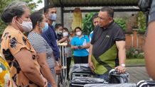 Bantu Warga Disabilitas, Bupati Kembali Serahkan Kursi Roda dan Alat Bantu Jalan Disabilitas