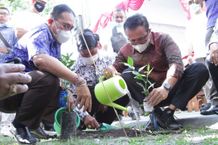 Kick Off Aksi Revolusi Mental Penanaman 10 Juta Pohon di Indonesia, Wali Kota Jaya Negara Tanam Benih Pohon Pertama Kick Off
