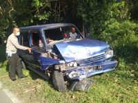 Hilang Kendali, Mobil Alami Adu Jangkrik Adu JAngkrik