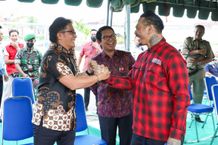 Bupati Giri Prasta Serahkan Alat Musik ke Lapas Kerobokan Bupati Giri Prasta