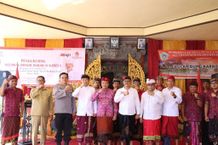 Wabup Wayan Diar Kukuhkan Relawan Donor Darah Sukarela di Desa Penglumbaran Susut Donor Darah