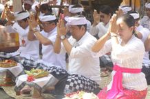 Hari Raya Galungan, Bupati Tabanan Berdoa Untuk Kerahayuan Jagat Galungan