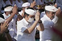 Sekda Adi Arnawa Hadiri Pujawali di Pura Dalem Lan Kahyangan Prajapati Banjar Batulumbung Desa Adat Gulingan Sekda Adi Arnawa