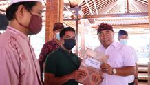 Bupati Tamba Serahkan Honor Petugas Kebersihan Rumah Keagamaan Honor