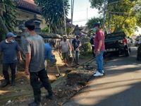 Program Padat Karya Tunai Desa Dauh Puri Kaja Laksanakan Penggelontoran Got. Desa Dauh Puri Kaja