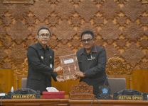Rapat Paripurna DPRD Denpasar Jaya Negara Sampaikan Ranperda Pertanggungjawaban Pelaksanaan APBD Tahun 2021 Rapat Paripurna DPRD Denpasar