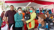 Sagung Antari Jaya Negara Hadiri Pasar Rakyat ‘Berbelanja dan Berbagi’ di Kabupaten Gianyar Pasar Rakyat Gianyar