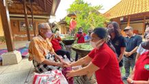 Jelang Hari Raya Galungan, Antari Jaya Negara Serahkan Paket Bantuan Bagi Lansia di Dentim dan Denbar Ny. Antari Jaya Negara