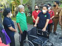 Serangkaian Bulan Bung Karno, Antari Jaya Negara Serahkan Bantuan Kursi Roda Antari Jaya Negara