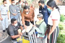 Jaya Negara Serahkan Bantuan Kursi Roda dan Kaki Palsu Bagi Disabilitas dan Korban Kecelakaan Jaya Negara
