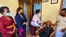 Warga Lansia Sambut Haru Antari Jaya Negara Saat Serahkan Bantuan Kursi Roda di Denpasar Selatan Antari Jaya Negara