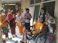 Antari Jaya Negara Serahkan Bantuan Kursi Roda Kepada Lansia Antari Jaya Negara