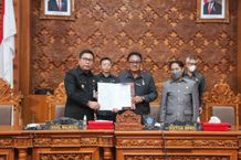 Penutupan Sidang Paripurna DPRD Kota Denpasar, Dewan Setujui Penetapan Ranperda Pertanggungjawaban Pelaksanaan APBD Kota Denpasar TA. 2021 Wakil Wali Kota Denpasar, I Kadek Agus Arya Wibawa