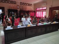 Sekda Alit Wiradana Ikuti Rangakaian Peringatan Hari Keluarga Nasional 2022 Secara Virtual di Kantor Kelurahan Pedungan