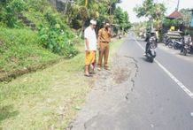 Jalan Rusak di Desa Nyalian, Wabup Kasta: Jangan Malu Berkoordinasi Jalan Rusak