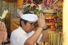 Piodalan Pura Dalem Desa Adat Ayunan, Sekda Adi Arnawa Sembahyang Bersama