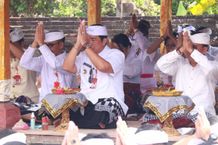 Hari Raya Kuningan, Bupati Tabanan Ikuti Persembahyangan Piodalan Kahyangan Jagat Bali Pura Luhur Pakendungan Pura Luhur Pakendungan