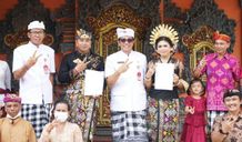 Serahkan Dokumen Perkawinan, Bupati Tabanan Tegaskan Jaga Kesakralan dan Komitmen Perkawinan Dokumen Perkawinan