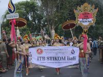 Mahasiswa ITB STIKOM Bali Sukses Pukau Mendagri-Menparekraf di Pembukaan PKB XLIV PKB STIKOM Bali
