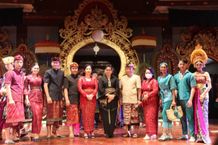 Dukung Kreativitas Seniman Tabanan, Ketua Dekranasda Tabanan Hadiri Wimbakara Design dan Peragaan Busana Seniman Tabanan